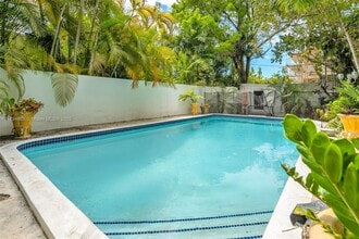 5390 Sunset Dr in Miami, FL - Building Photo - Building Photo
