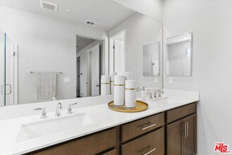 551 Daniel Freeman Cir in Inglewood, CA - Building Photo - Building Photo