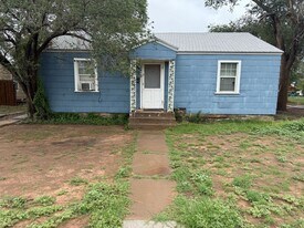 2416 31st St in Lubbock, TX - Building Photo