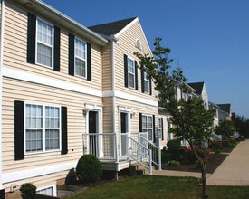 State College Collective on Oakwood in State College, PA - Building Photo - Building Photo