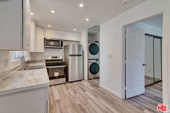 15011 Hartsook St in Los Angeles, CA - Building Photo - Building Photo
