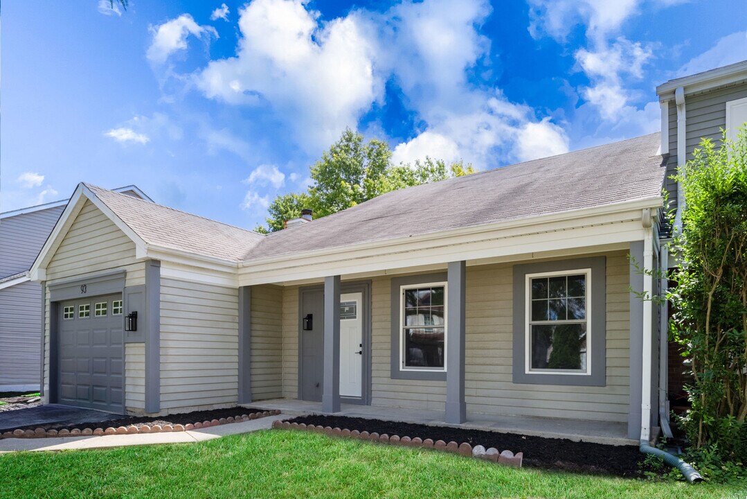 93 Bedford Rd in Mundelein, IL - Building Photo