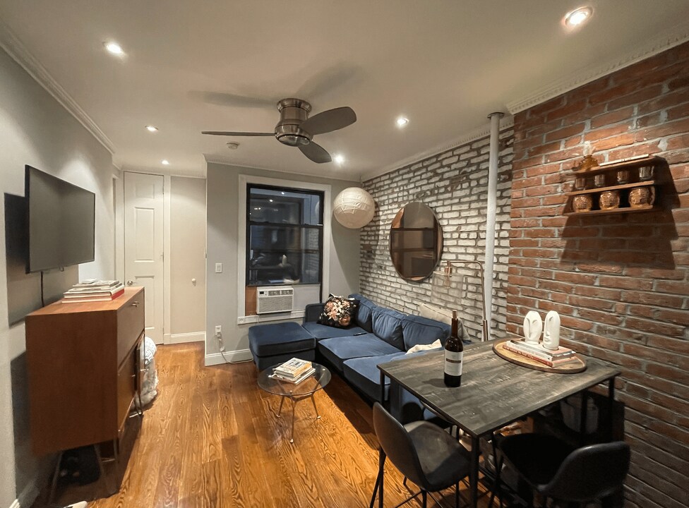 438 W 52nd St in New York, NY - Building Photo
