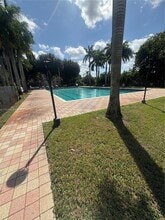 9300 Fontainebleau Blvd in Miami, FL - Foto de edificio - Building Photo
