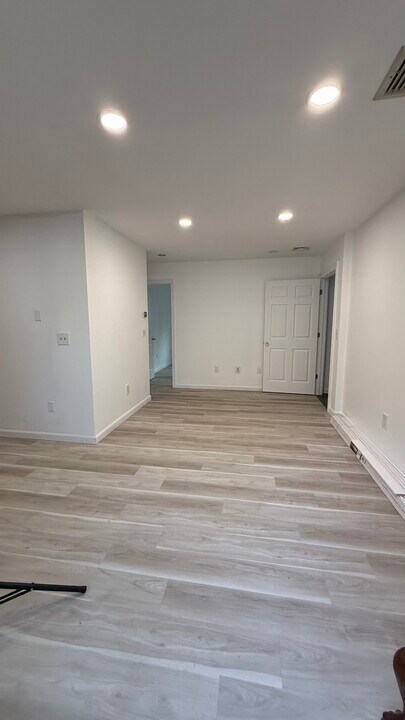 810 Metacom Ave in Bristol, RI - Building Photo