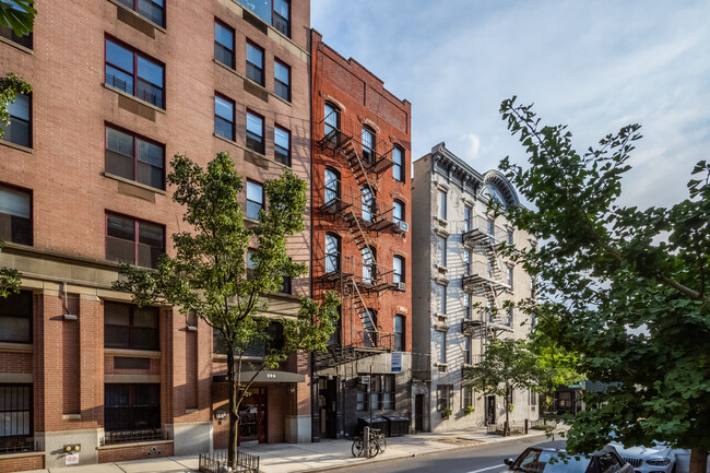 300 West 10th Street in New York, NY - Foto de edificio - Building Photo