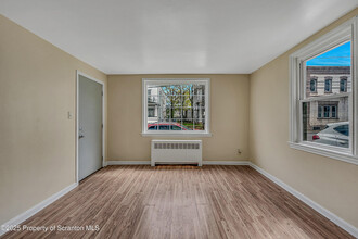 396 Scott St in Wilkes-Barre, PA - Building Photo - Building Photo