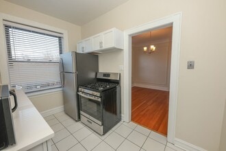 Renovated Units Blocks From The Lake in Evanston, IL - Foto de edificio - Building Photo