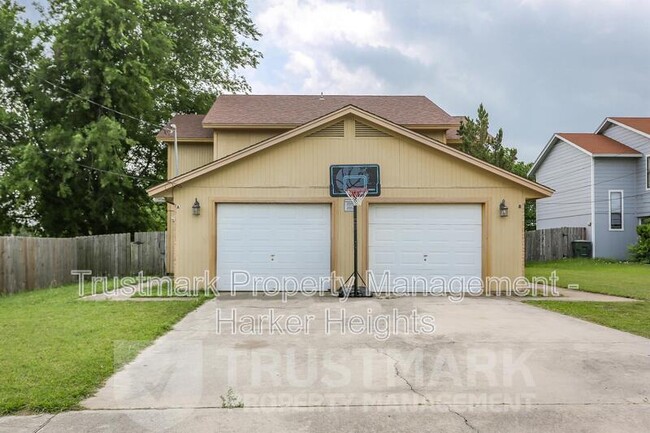 property at 4506 Lago Cir