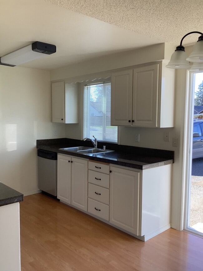 214 S French Ave, Unit 4 in Arlington, WA - Foto de edificio - Building Photo