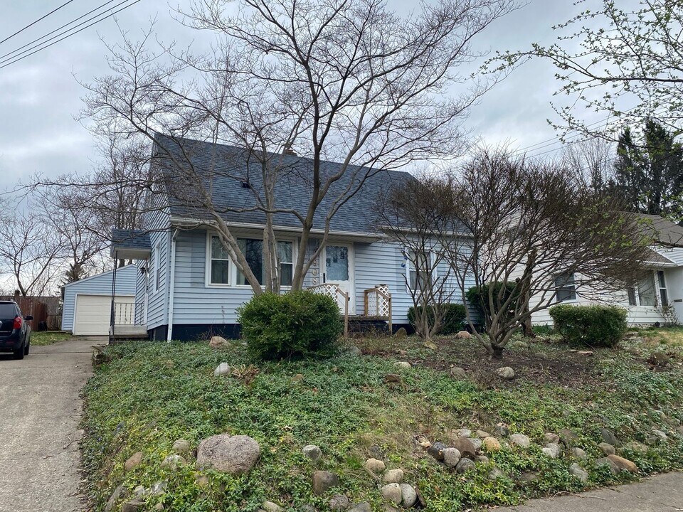 908 Kennebec Ave in Akron, OH - Building Photo