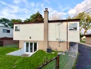 2140 Eastview Dr in Des Plaines, IL - Building Photo - Building Photo