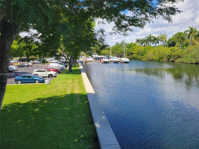 3401 N Country Club Dr, Unit EI202 in Aventura, FL - Building Photo