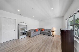 2464 SW 22nd St in Miami, FL - Building Photo - Building Photo