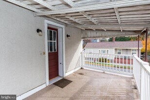 326 E Liberty St in Charles Town, WV - Building Photo