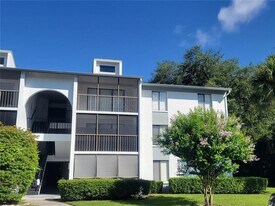 1308 Pine Ridge Cir E in Tarpon Springs, FL - Building Photo