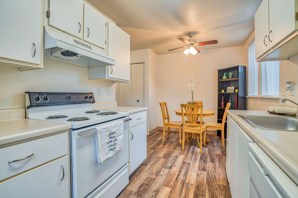 Oak Glen Apartments in Hillsboro, OR - Building Photo