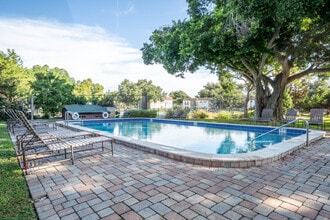 St. Charles Row in St. Petersburg, FL - Building Photo - Building Photo