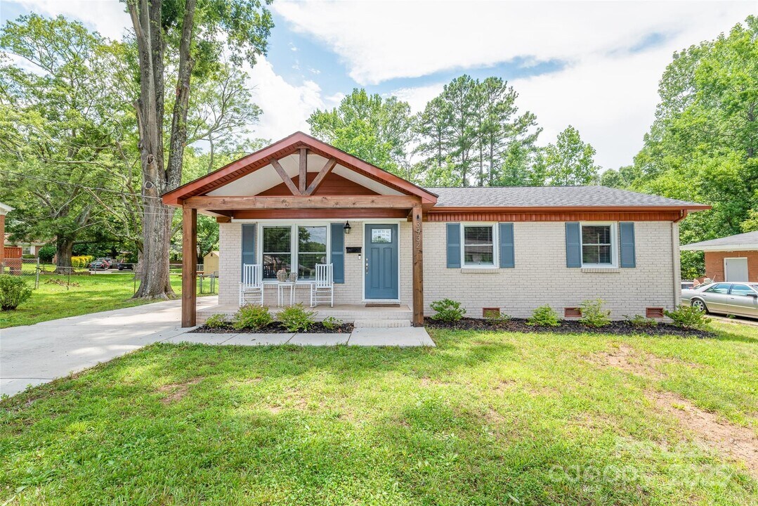 3932 Slagle Dr in Charlotte, NC - Building Photo