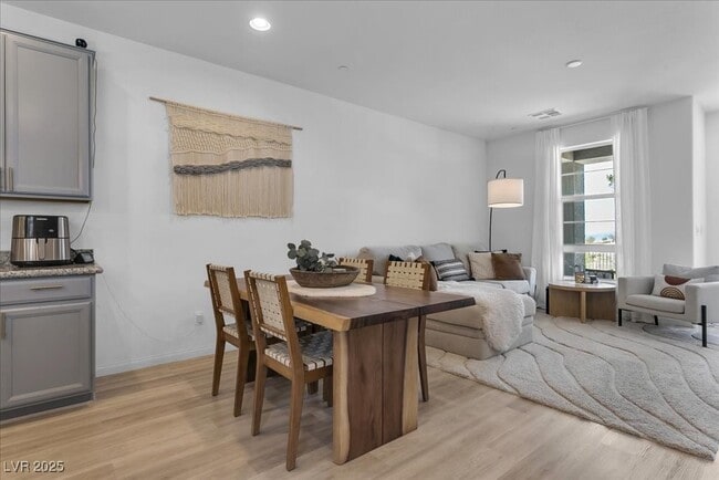 property at 92 Kimberlite Dr