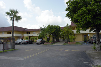 Town Park Apartments in Miami, FL - Building Photo - Building Photo