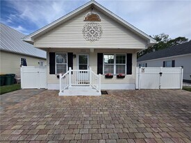 286 Leawood Cir in Naples, FL - Building Photo