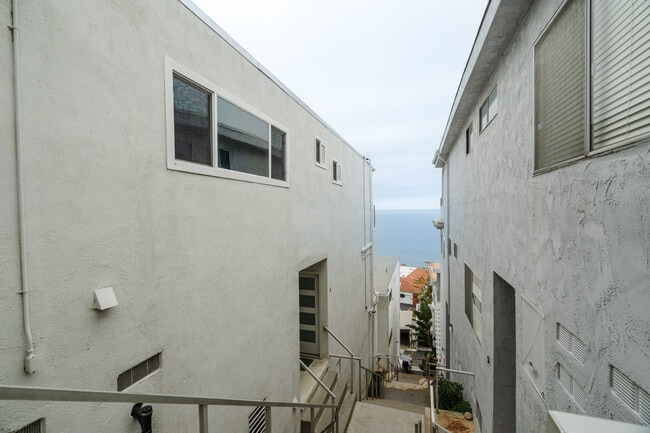 18203 Coastline Dr, Unit #7 in Malibu, CA - Building Photo - Building Photo
