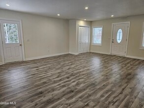 489 Grooms Rd in Clifton Park, NY - Building Photo - Building Photo