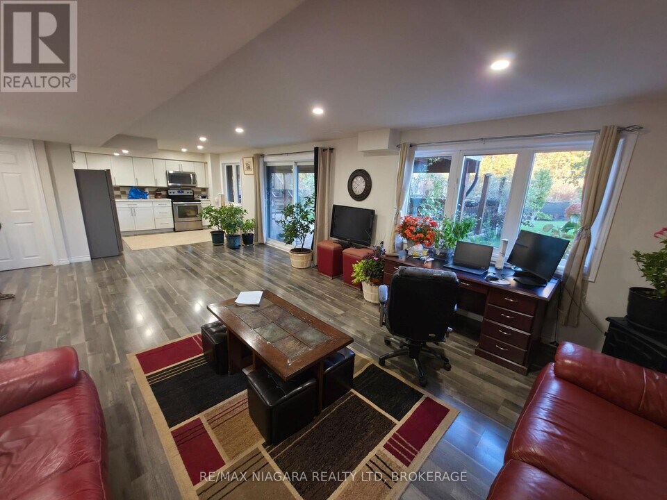 7879 Buckeye Cres in Niagara Falls, ON - Building Photo