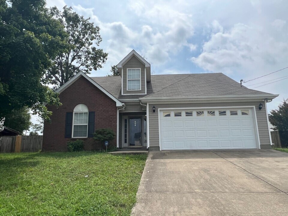 604 Ronnie Erwin Ln in La Vergne, TN - Building Photo