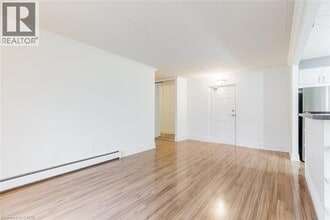 20 John St in Grimsby, ON - Building Photo - Building Photo