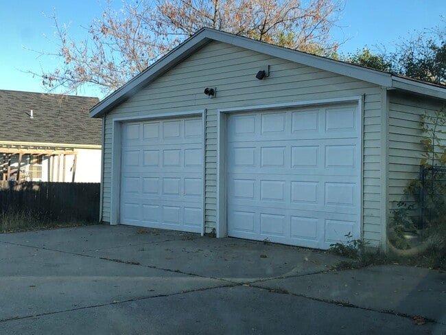 7918 N Granville Rd in Milwaukee, WI - Foto de edificio - Building Photo