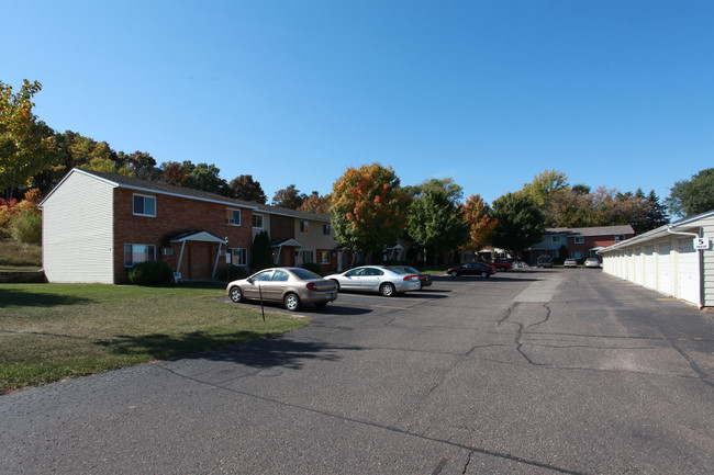 Heritage Square in River Falls, WI - Foto de edificio - Building Photo