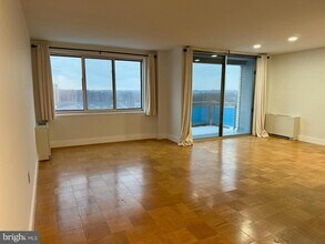 10201 Grosvenor Pl in Rockville, MD - Building Photo - Building Photo