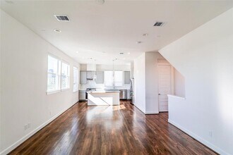 2745 Clinton Dr in Houston, TX - Foto de edificio - Building Photo