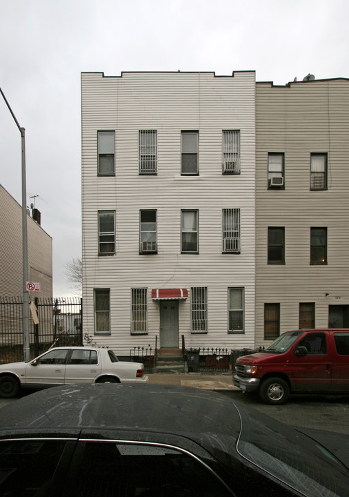 323 Melrose St in Brooklyn, NY - Building Photo