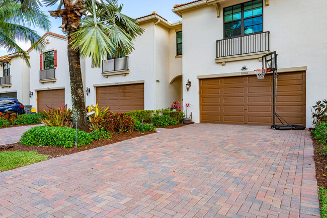 10110 Akenside Dr in Boca Raton, FL - Foto de edificio - Building Photo