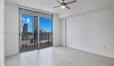 2150 N Bayshore Dr, Unit 2407 in Miami, FL - Building Photo - Building Photo
