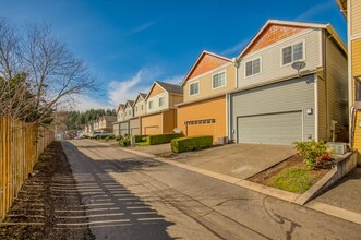 2528 NW 2nd Terrace in Gresham, OR - Building Photo - Building Photo