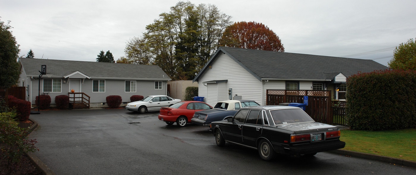 661-691 Lockwood Ln in Salem, OR - Building Photo