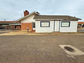 1013 W 3rd St in Elk City, OK - Building Photo