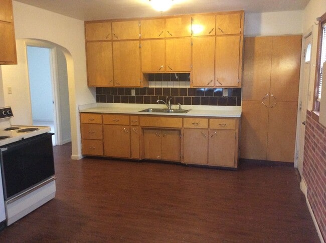 141 11th Ave W in Dickinson, ND - Building Photo - Building Photo