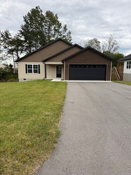 158 Sky View Meadow Dr in Crossville, TN - Foto de edificio