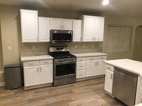 321 Colorful Rain Ave in North Las Vegas, NV - Building Photo - Building Photo
