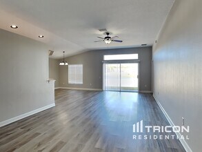 945 Ridge Haven Dr in Brandon, FL - Foto de edificio - Building Photo