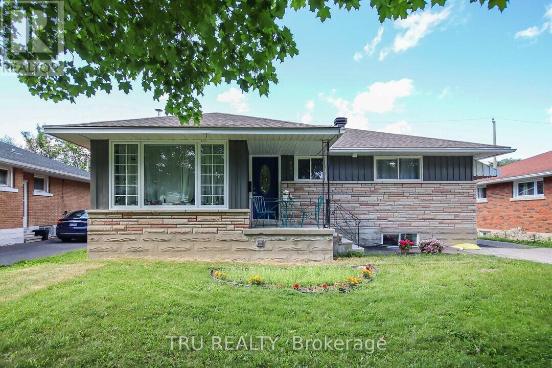759 Adams Ave in Ottawa, ON - Building Photo