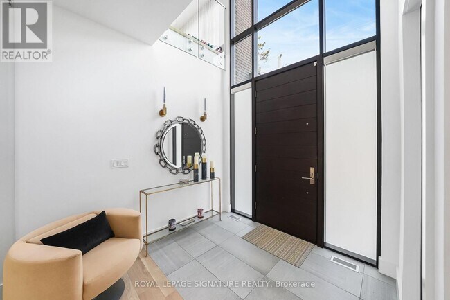 17 Nesbitt Dr in Toronto, ON - Building Photo - Building Photo