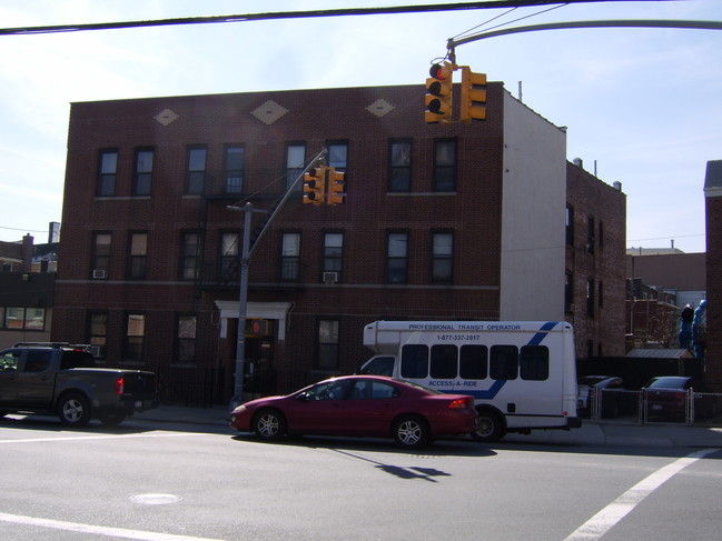 29-10 Astoria Blvd in Long Island City, NY - Building Photo - Building Photo