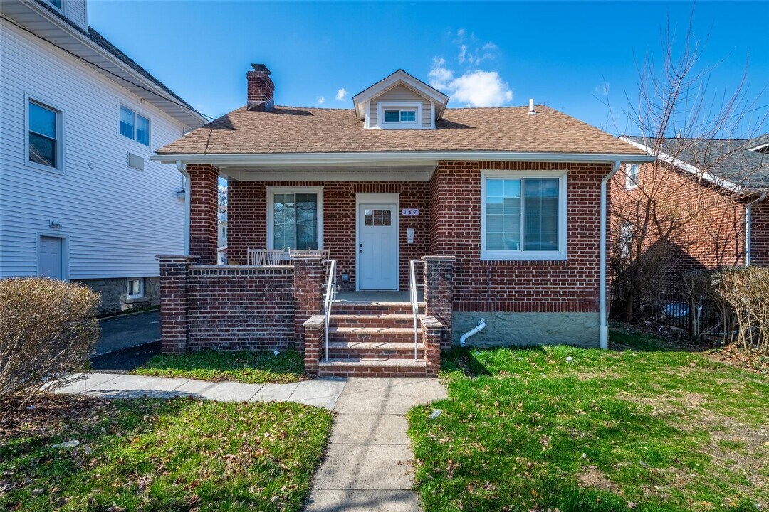 187 Pelham Rd in New Rochelle, NY - Building Photo