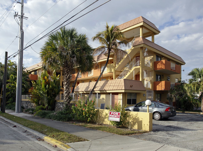 Shari Gardens in South Miami, FL - Building Photo - Building Photo